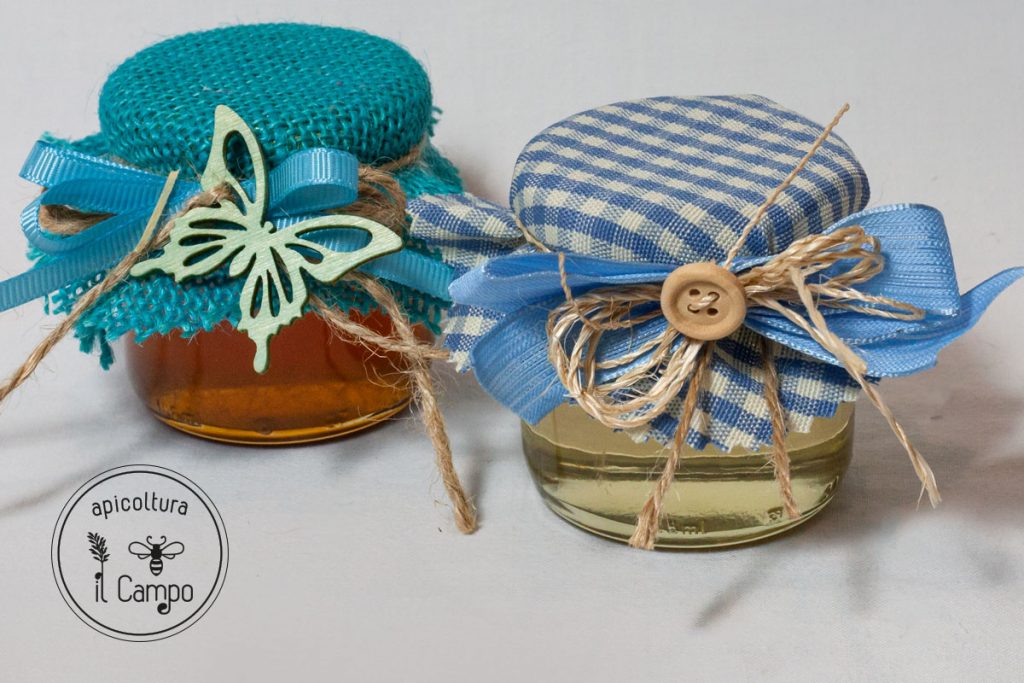 Bomboniere con miele acacia e castagno, stoffe e decorazioni personalizzate.